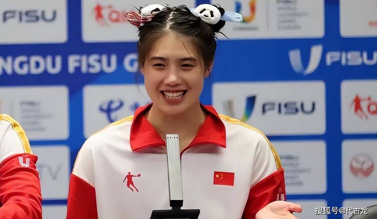 女儿酿成了父亲的得力助手，父亲不再是一小我战役。